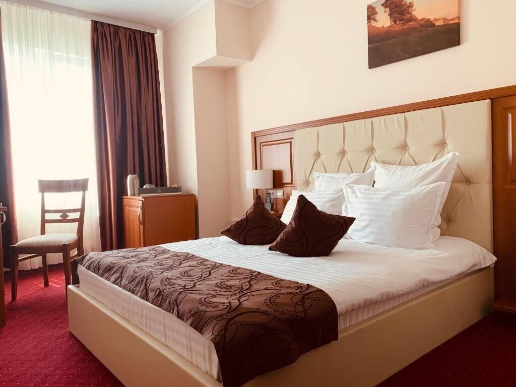 Hotel Athos R.M.T. คลูจ-นาโปกา ภายนอก รูปภาพ