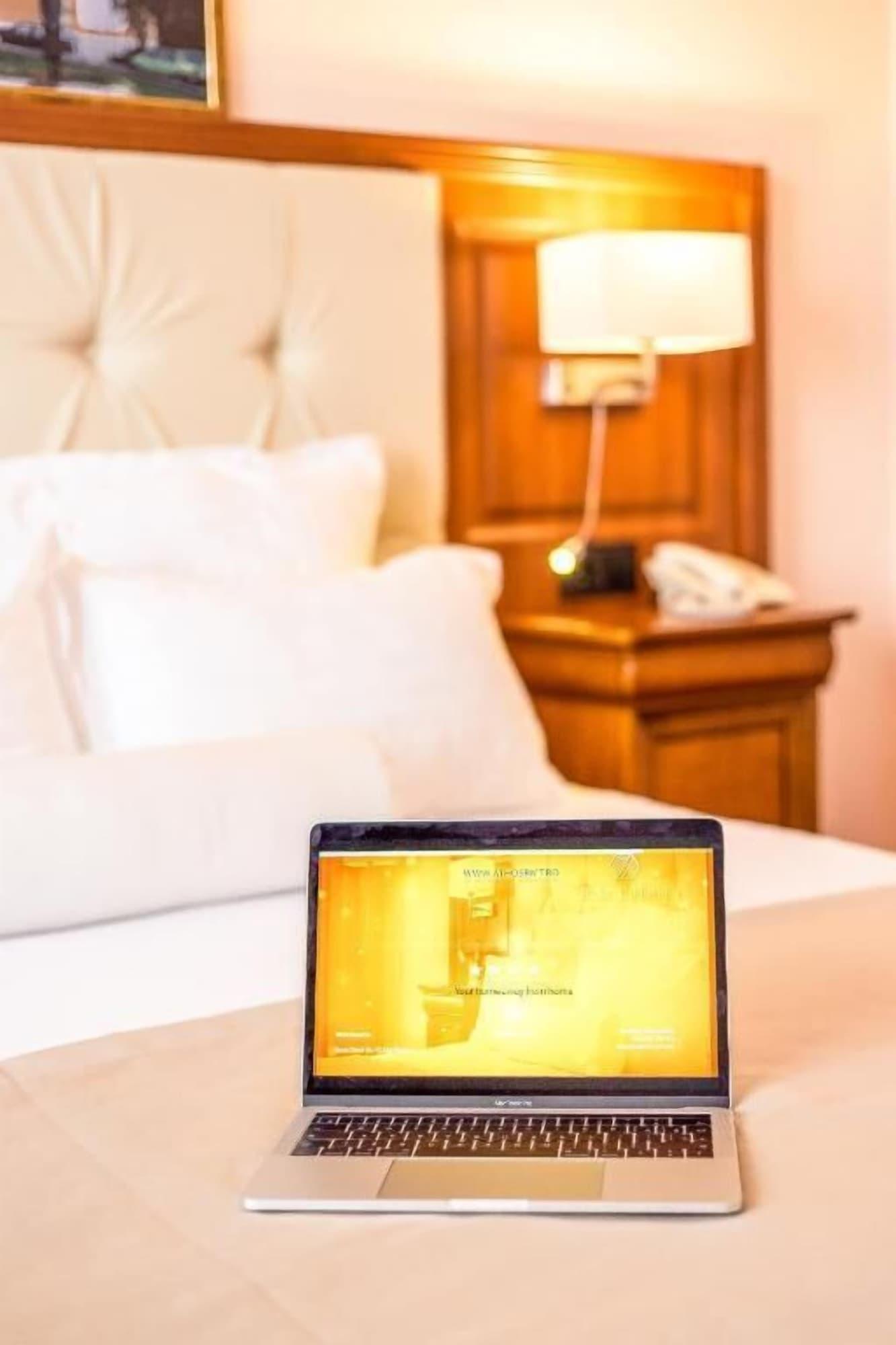 Hotel Athos R.M.T. คลูจ-นาโปกา ภายนอก รูปภาพ