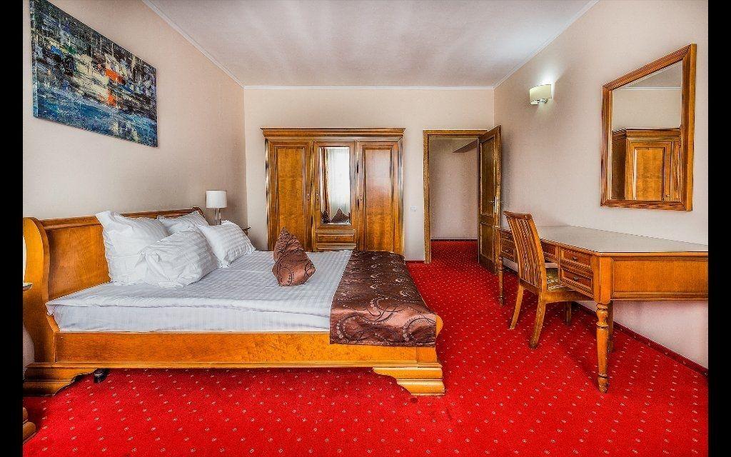 Hotel Athos R.M.T. คลูจ-นาโปกา ภายนอก รูปภาพ