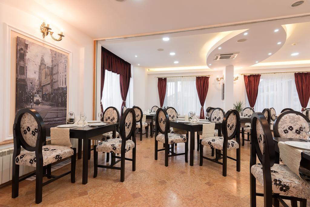 Hotel Athos R.M.T. คลูจ-นาโปกา ภายนอก รูปภาพ