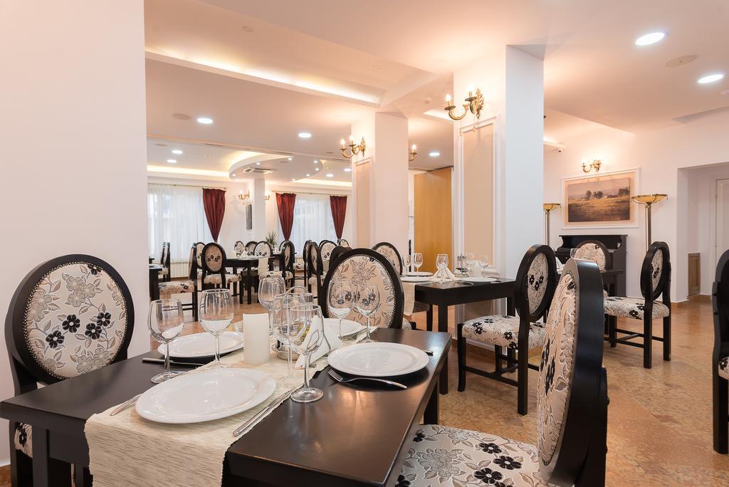 Hotel Athos R.M.T. คลูจ-นาโปกา ภายนอก รูปภาพ