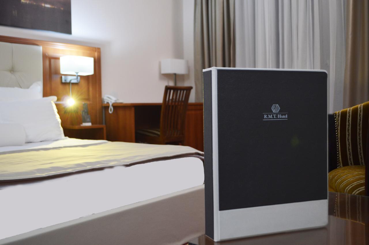 Hotel Athos R.M.T. คลูจ-นาโปกา ภายนอก รูปภาพ