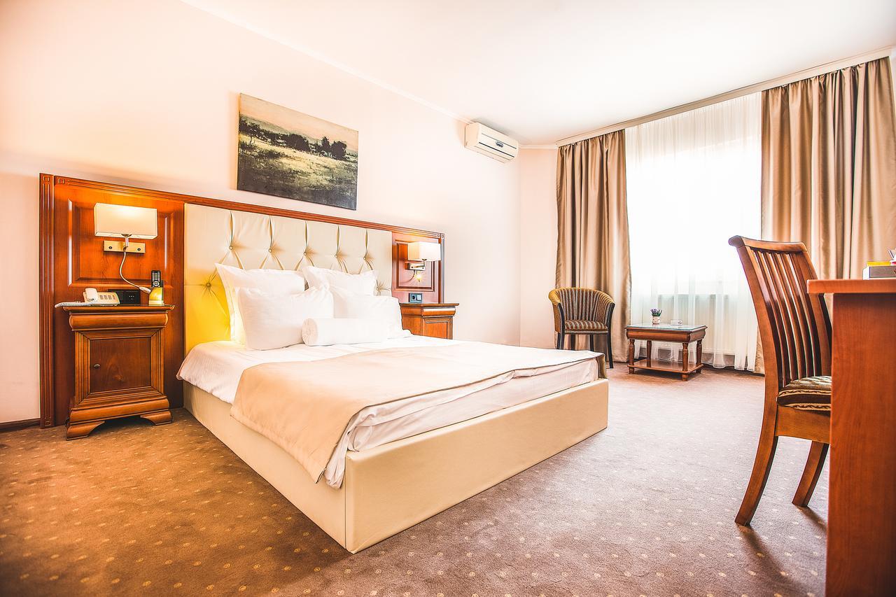Hotel Athos R.M.T. คลูจ-นาโปกา ภายนอก รูปภาพ