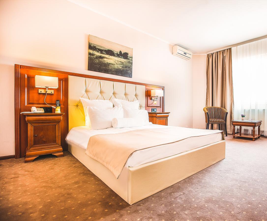 Hotel Athos R.M.T. คลูจ-นาโปกา ภายนอก รูปภาพ