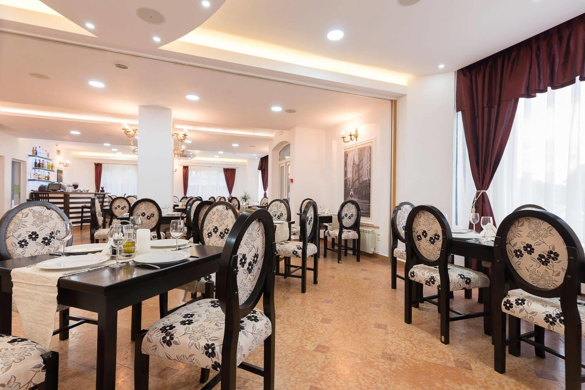 Hotel Athos R.M.T. คลูจ-นาโปกา ภายนอก รูปภาพ