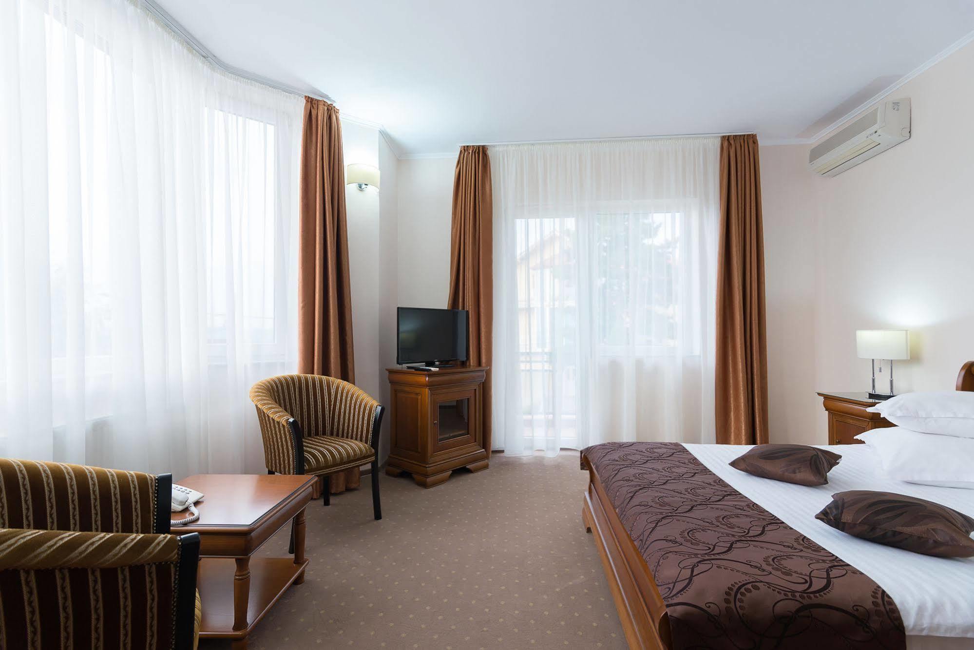 Hotel Athos R.M.T. คลูจ-นาโปกา ภายนอก รูปภาพ
