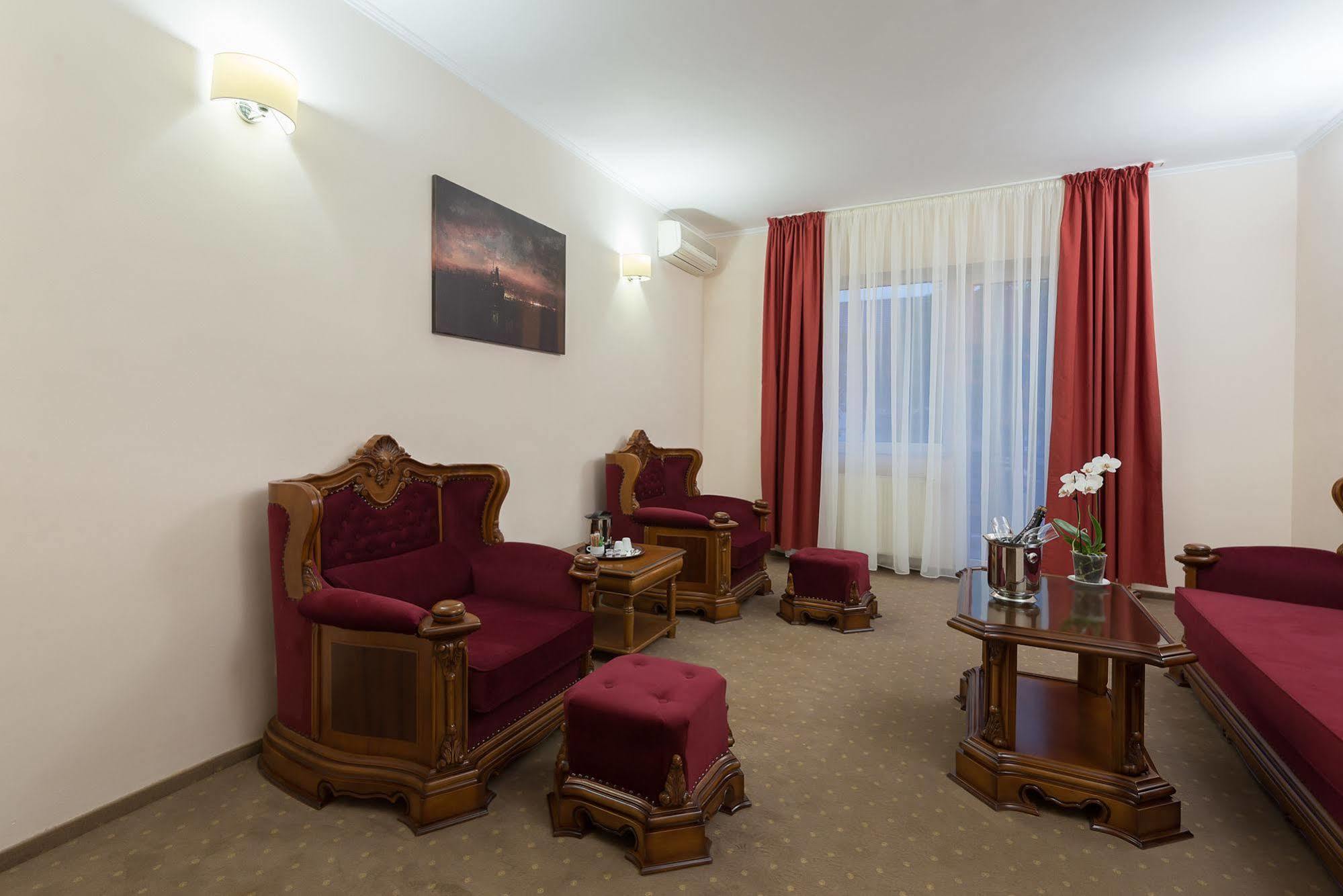 Hotel Athos R.M.T. คลูจ-นาโปกา ภายนอก รูปภาพ