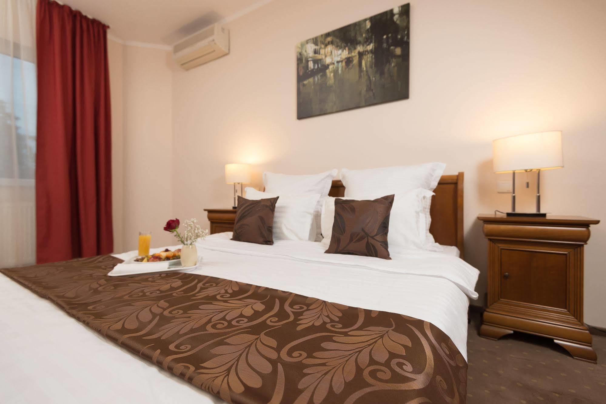 Hotel Athos R.M.T. คลูจ-นาโปกา ภายนอก รูปภาพ