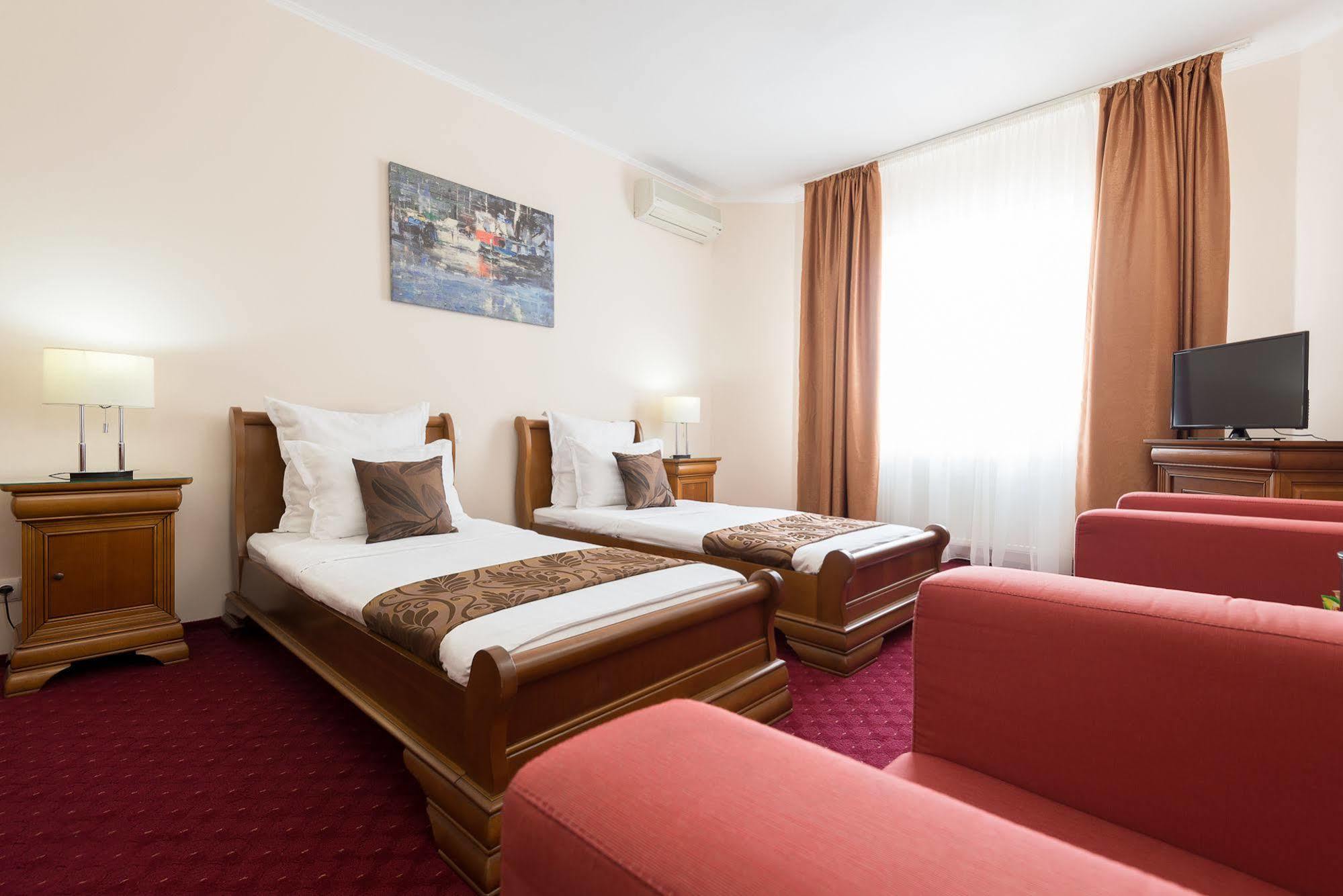 Hotel Athos R.M.T. คลูจ-นาโปกา ภายนอก รูปภาพ