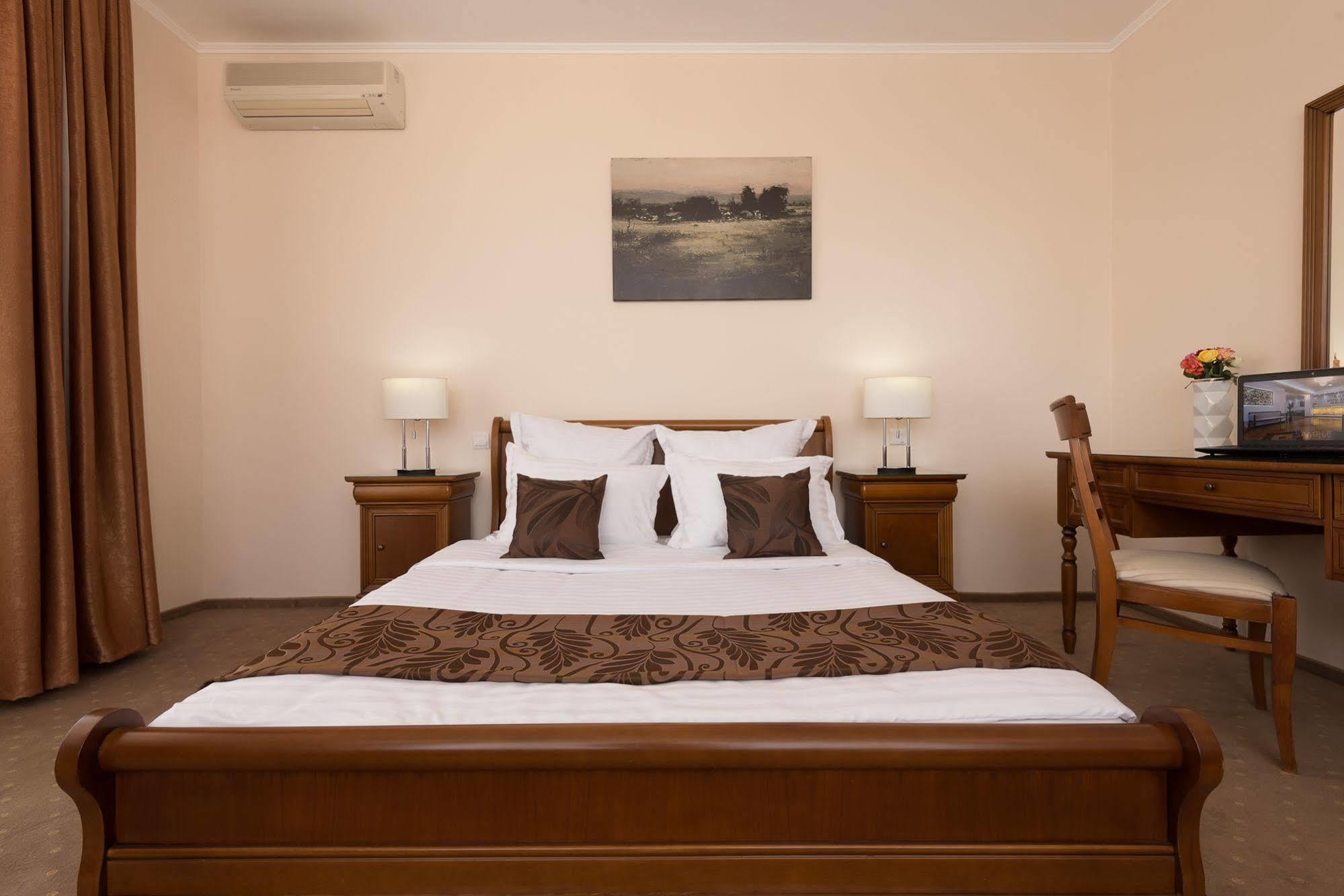 Hotel Athos R.M.T. คลูจ-นาโปกา ภายนอก รูปภาพ